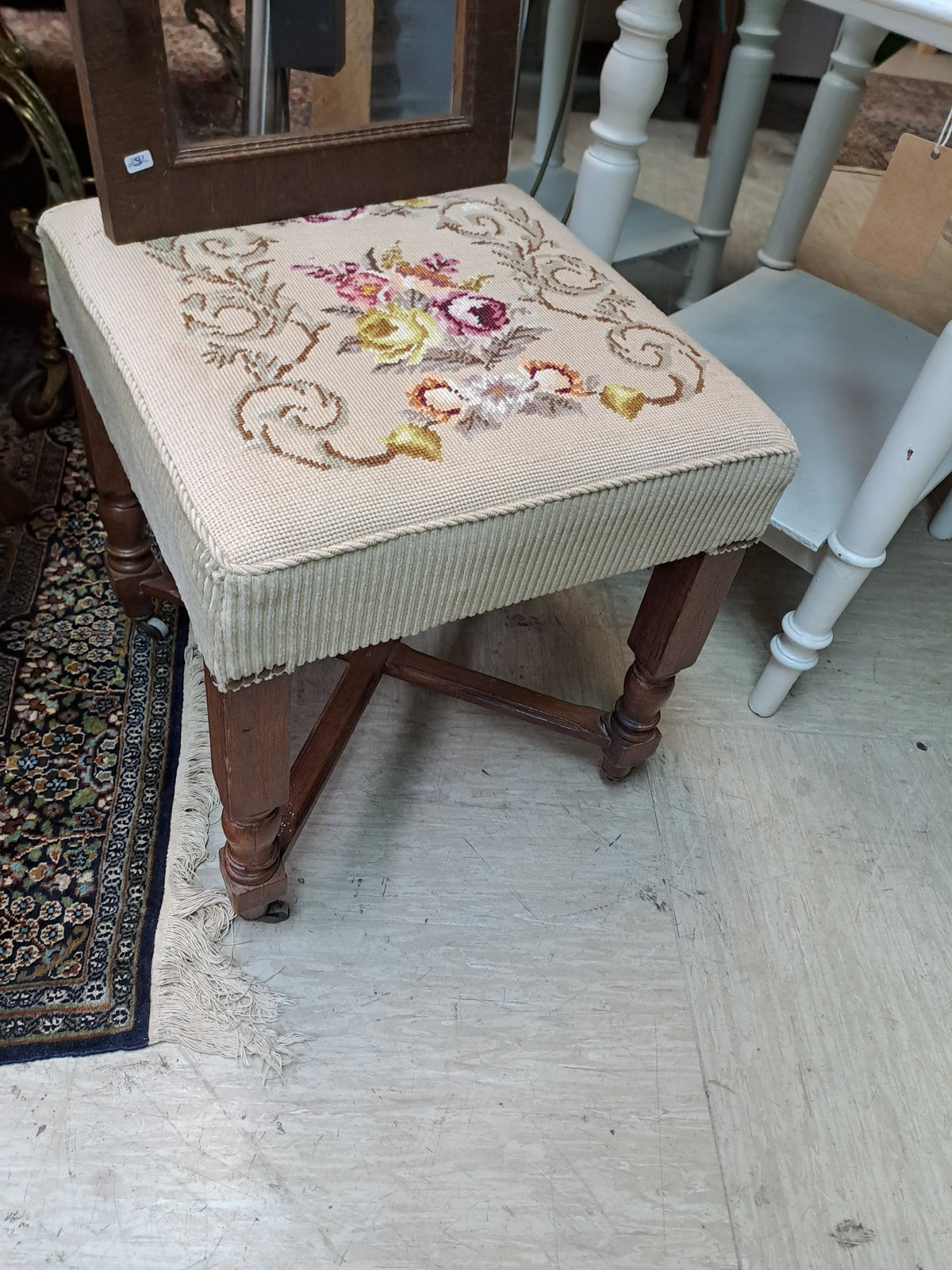Hocker mit Gobellin Stickerei