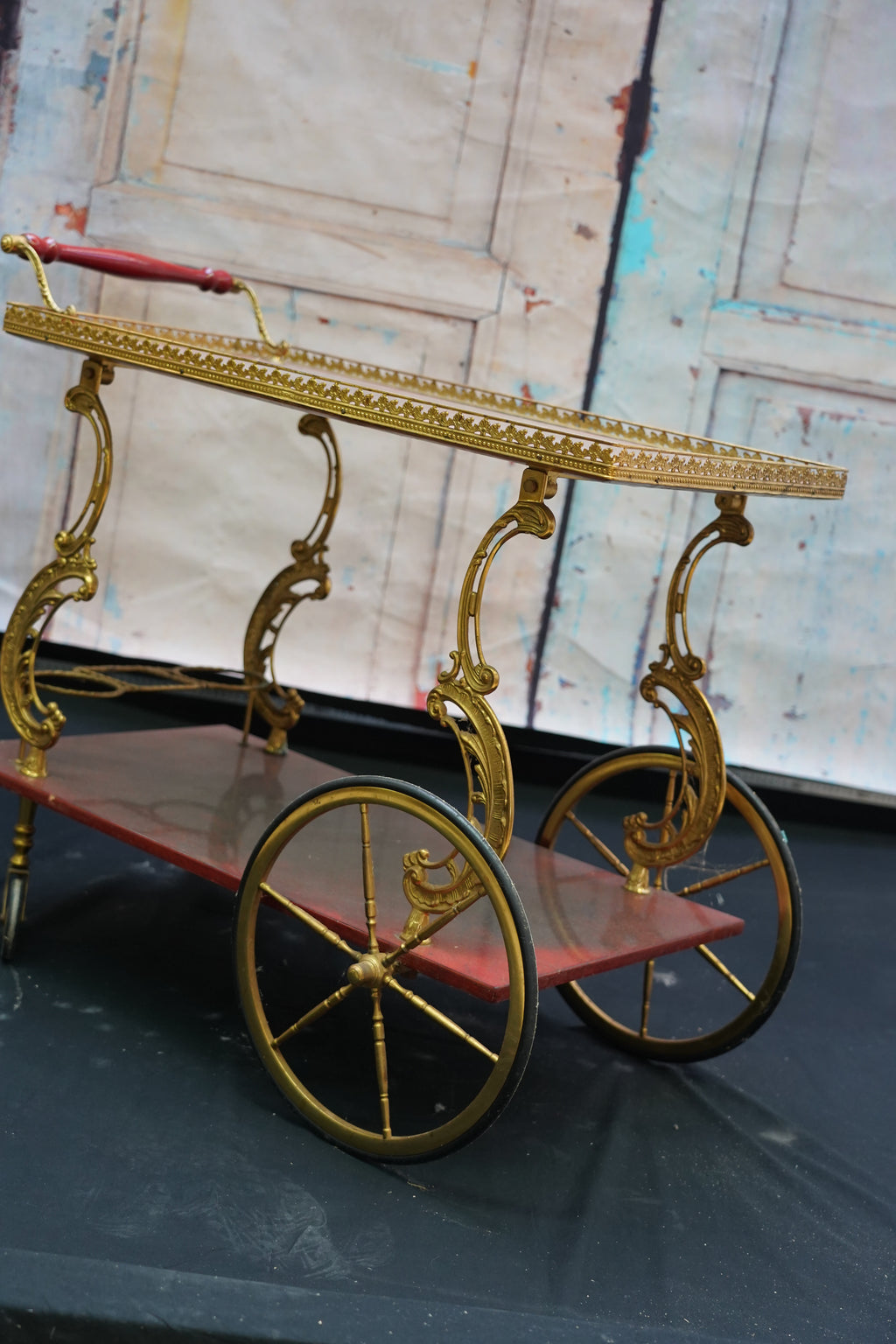 Goldener Servierwagen