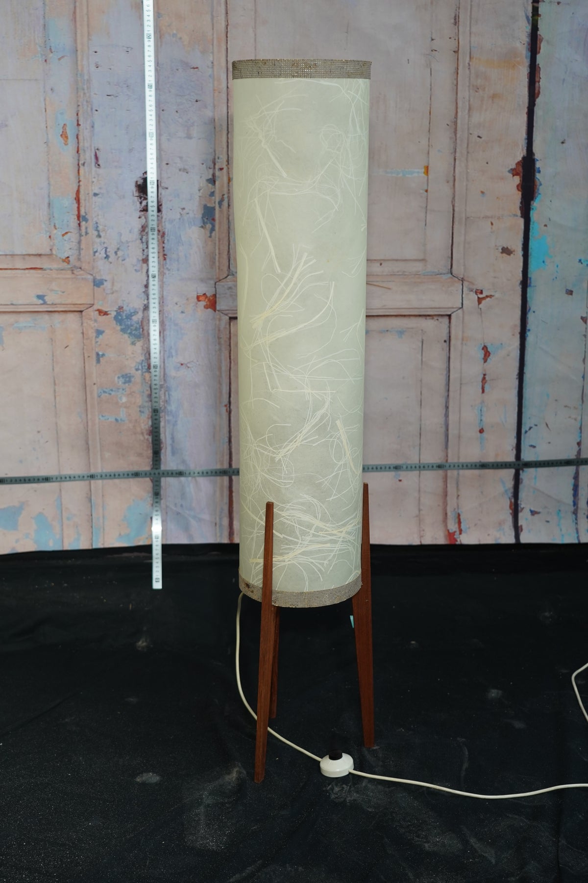 Stehlampe mit Holzfüßen