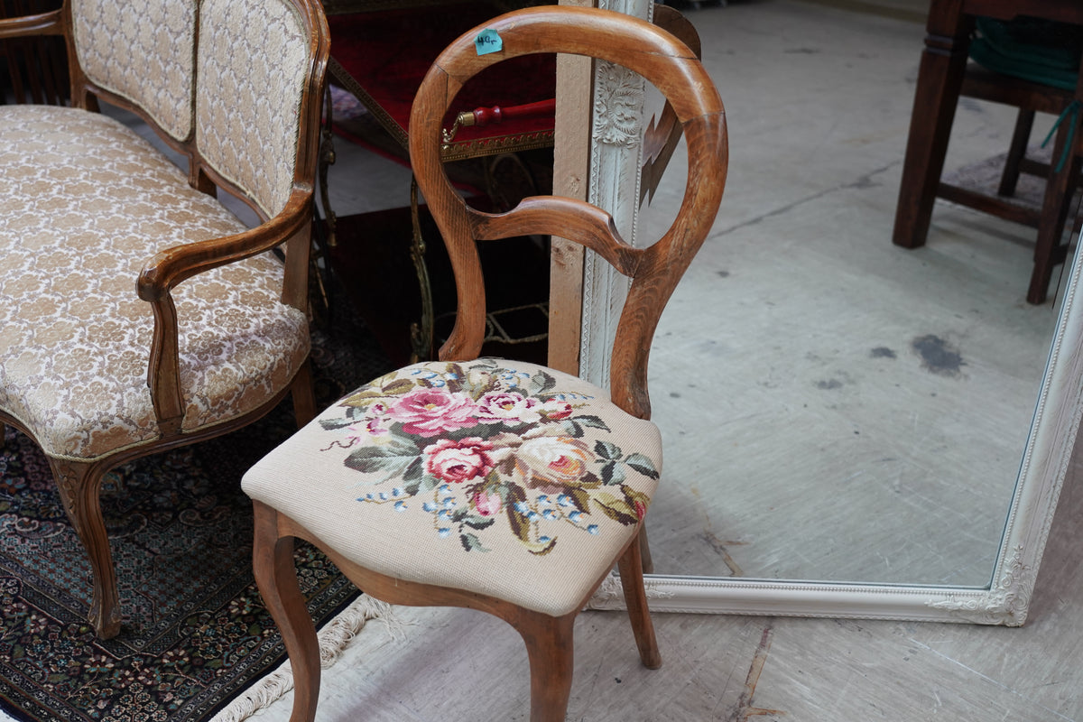 Vintage Stuhl mit Blumenbezug