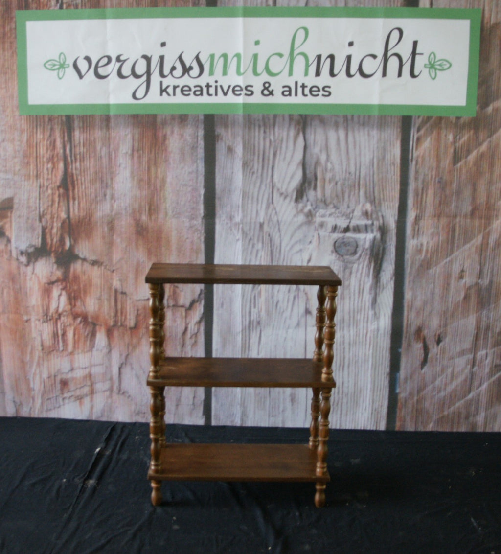 kleines, dreistöckiges Holzregal