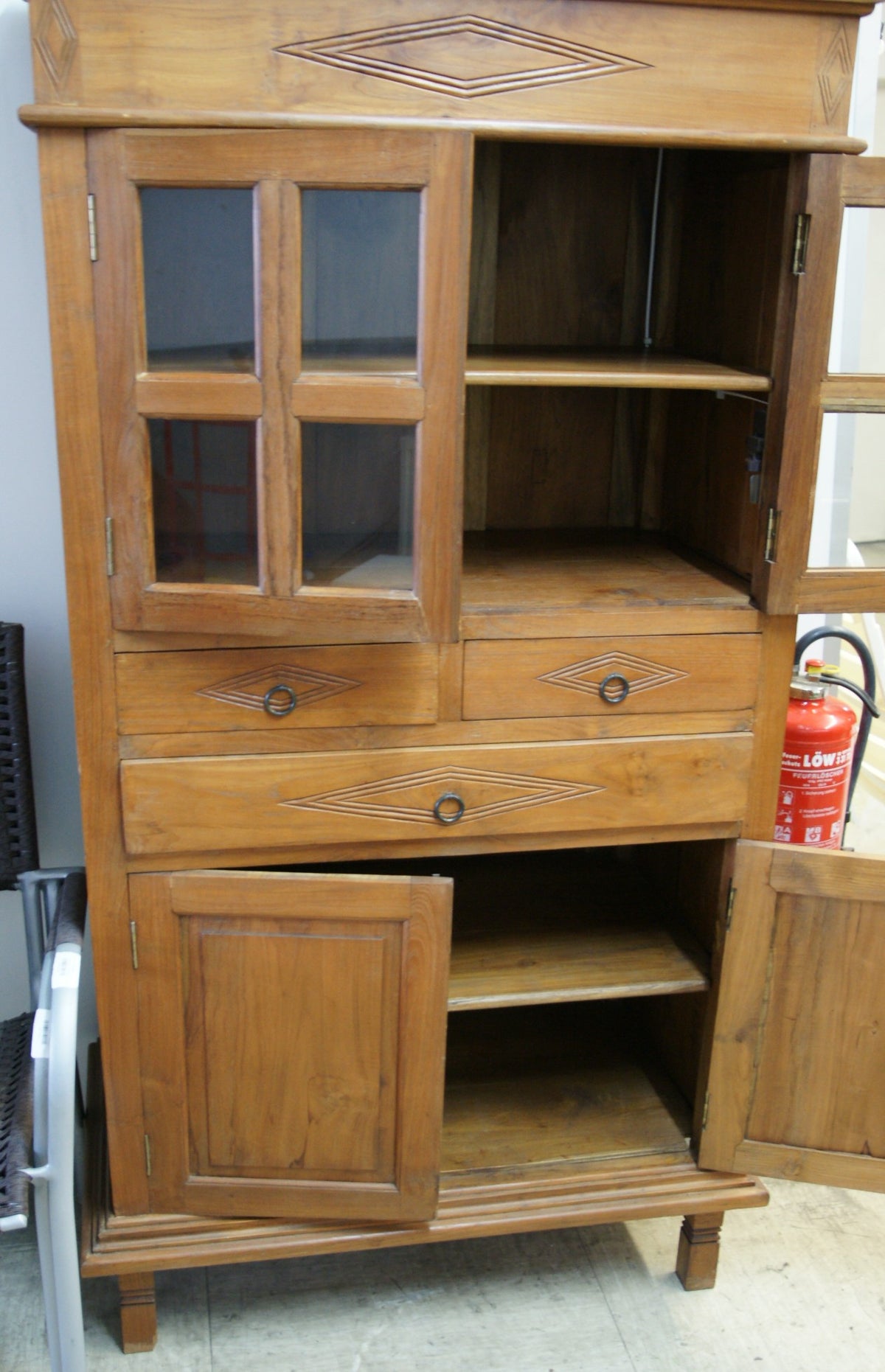 massiver Holz-Vitrinenschrank
