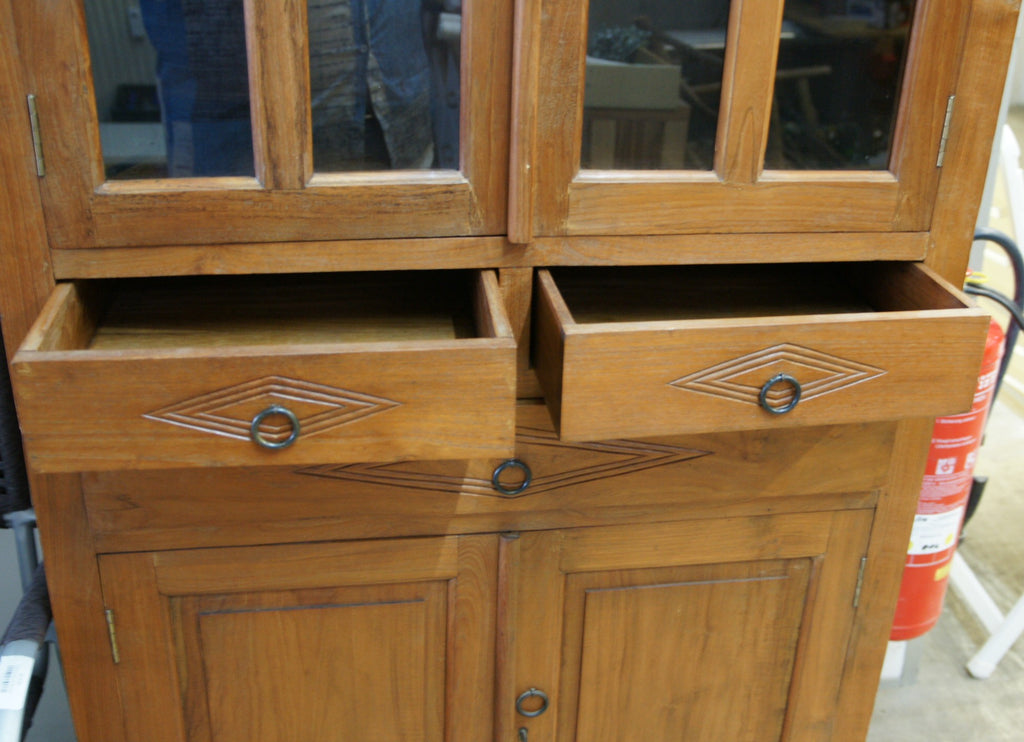 massiver Holz-Vitrinenschrank