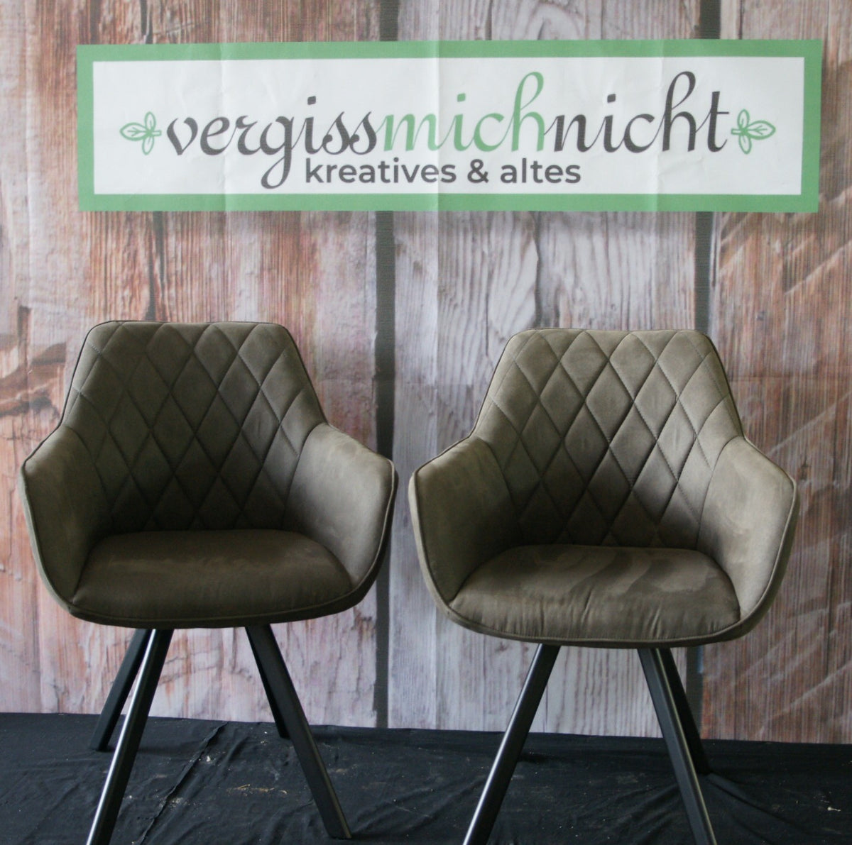 Armlehnstuhl in Olivgrün mit Rautensteppung