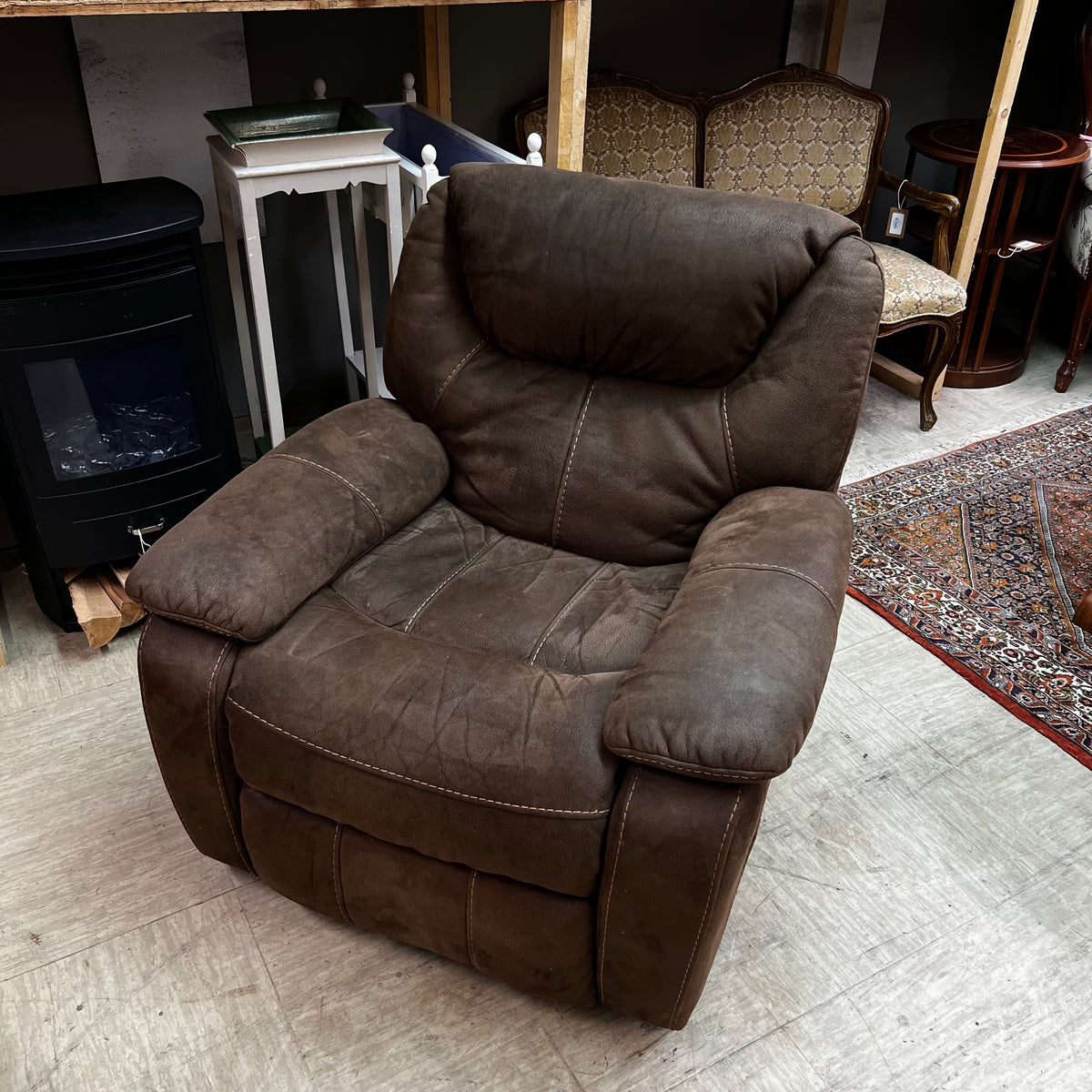 Bequemer brauner wildleder Sessel