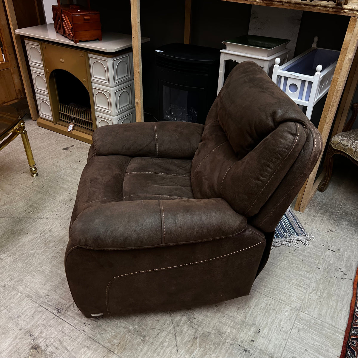 Bequemer brauner wildleder Sessel