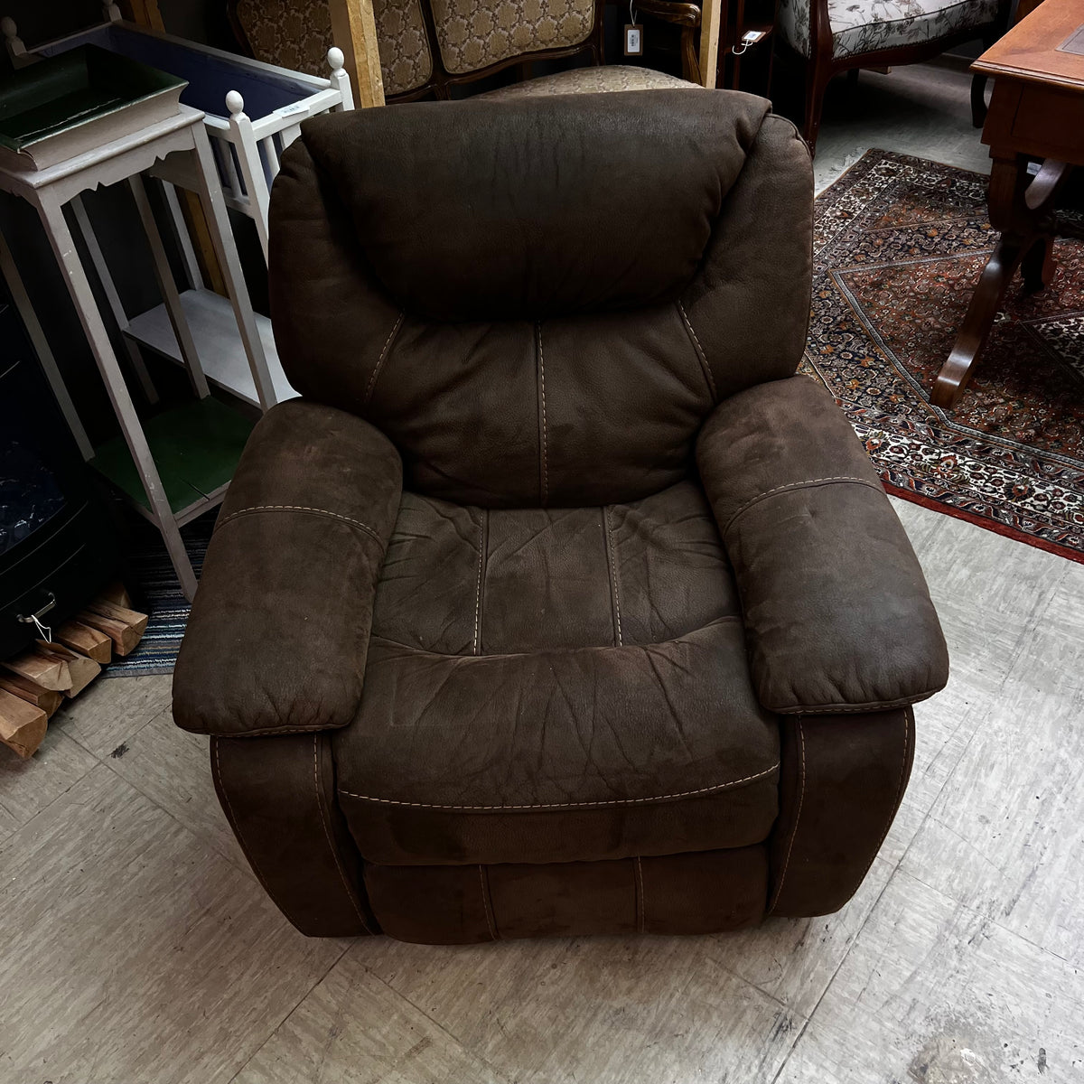Bequemer brauner wildleder Sessel
