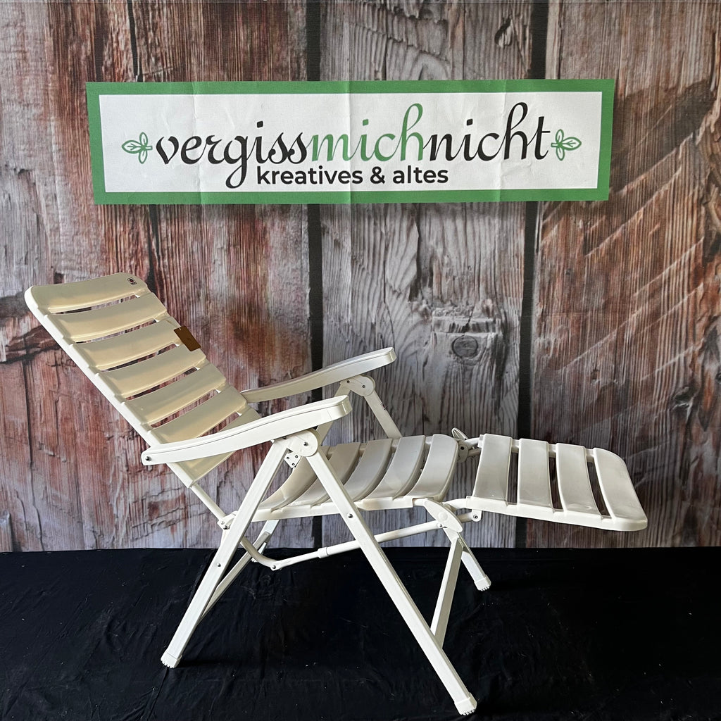 Weißer Garten-Liegestuhl
