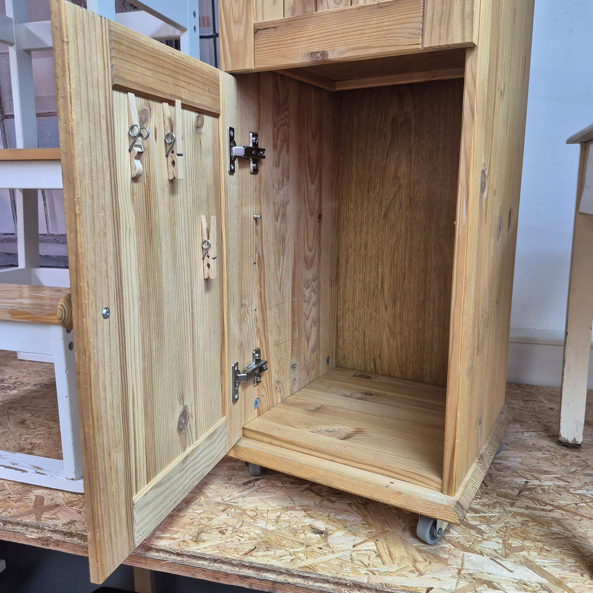 Holz Beistellschränkchen auf Rollen